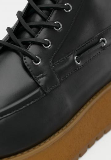 Ботинки на шнуровке