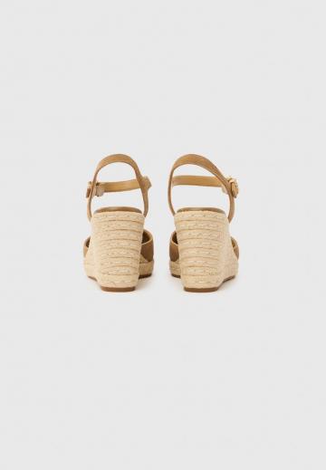 Босоножки на танкетке