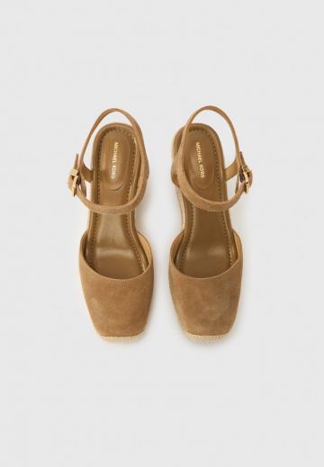 Босоножки на танкетке
