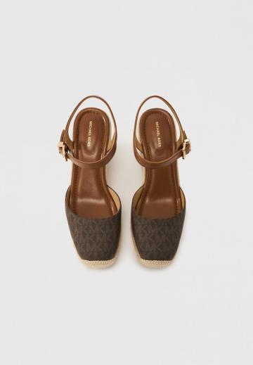 Босоножки на танкетке