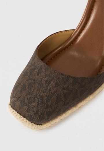 Босоножки на танкетке