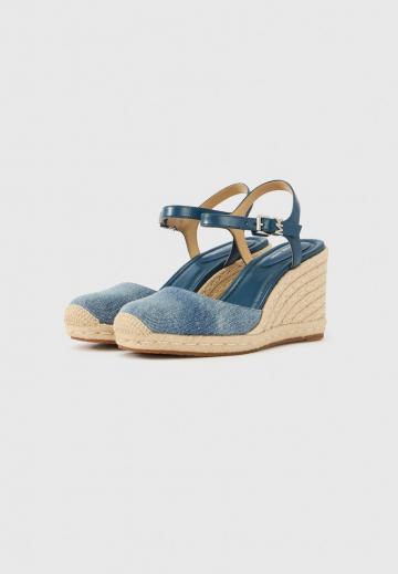 Босоножки на танкетке