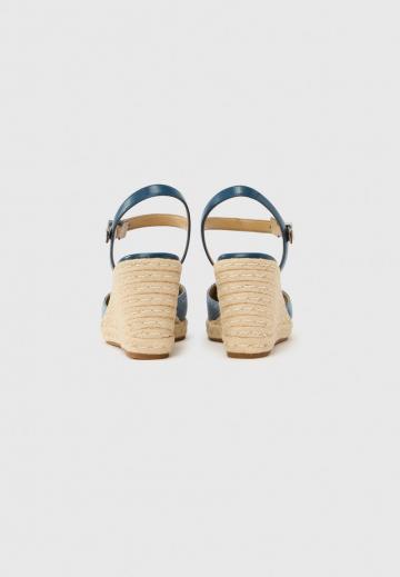 Босоножки на танкетке