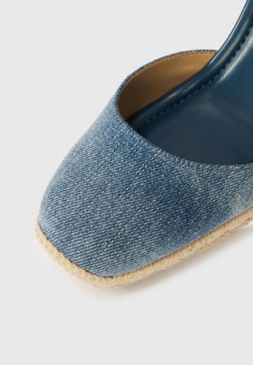 Босоножки на танкетке