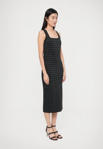 Вязаное платье