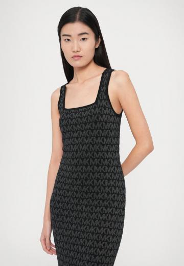 Вязаное платье