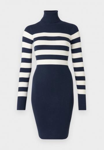 Вязаное платье