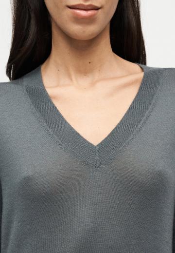 Пуловер с вырезом V