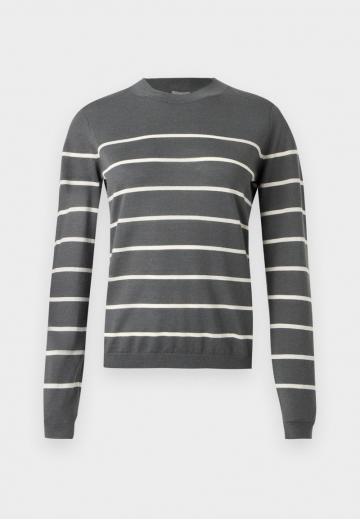 Пуловер в полоску