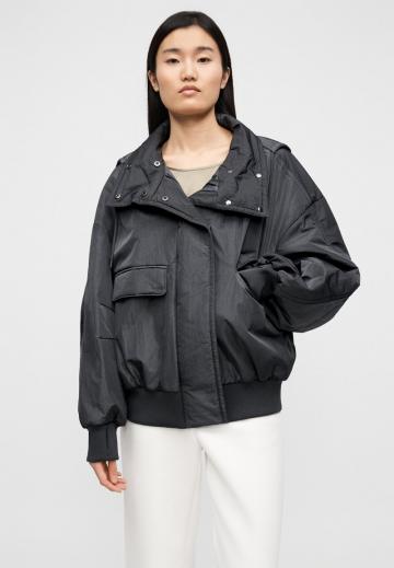 Куртка с накладнымит карманами