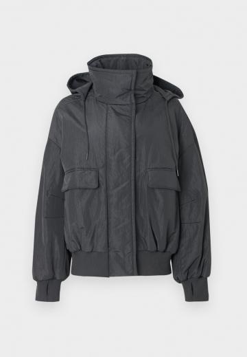 Куртка с накладнымит карманами