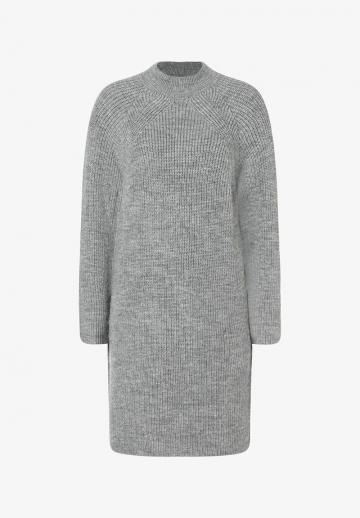 Вязаное платье