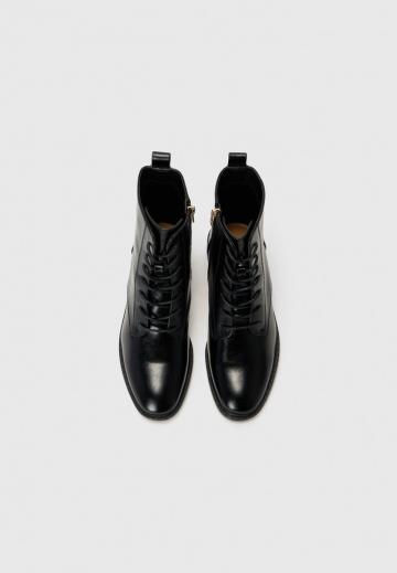 Ботинки на шнуровке