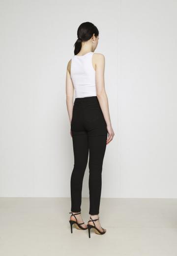 Узкие джинсы