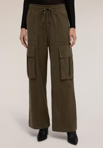 Брюки с накладными карманами