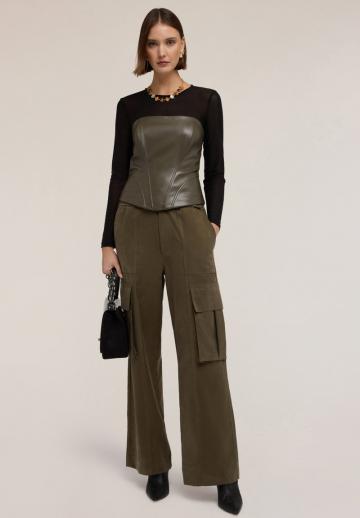 Брюки с накладными карманами