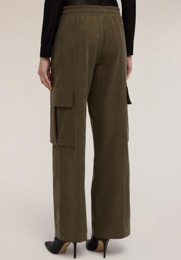 Брюки с накладными карманами