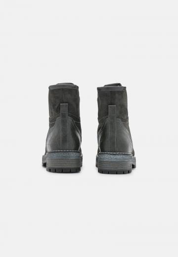 Ботинки на шнуровке