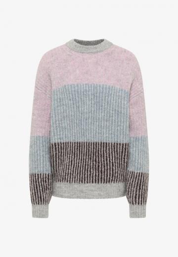 Пуловер в полоску