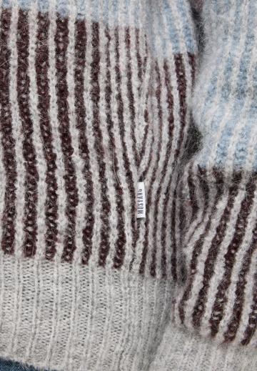 Пуловер в полоску