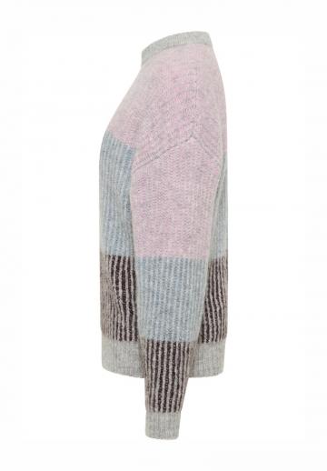 Пуловер в полоску