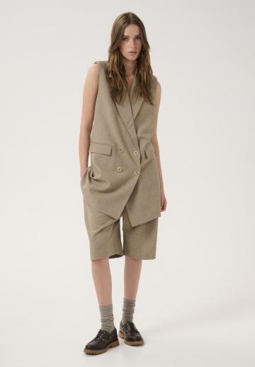 Длинный жилет