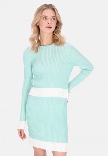 Пуловер в полоску