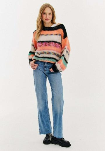 Пуловер в полоску
