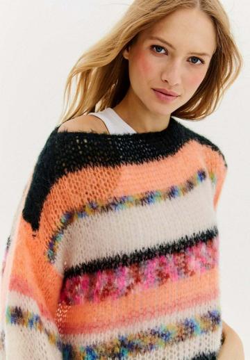 Пуловер в полоску