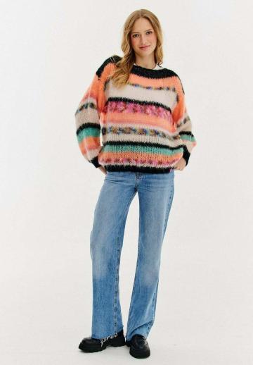 Пуловер в полоску