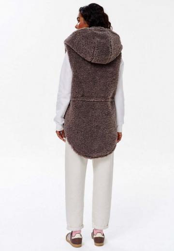 Длинный жилет