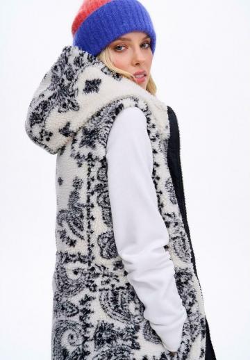 Длинный жилет