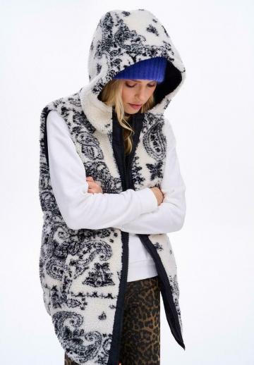 Длинный жилет