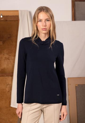 Пуловер с вырезом V