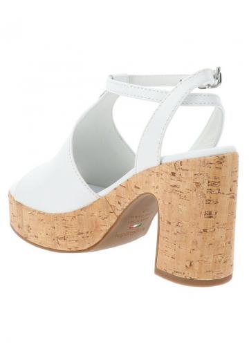 Босоножки на каблуке