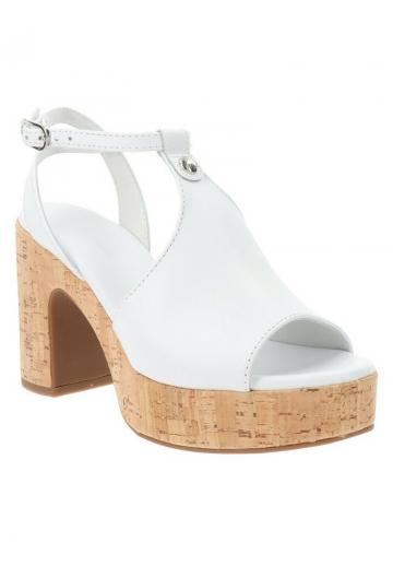 Босоножки на каблуке