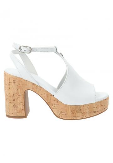 Босоножки на каблуке