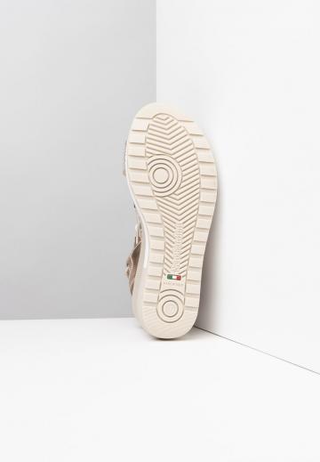 Босоножки на танкетке