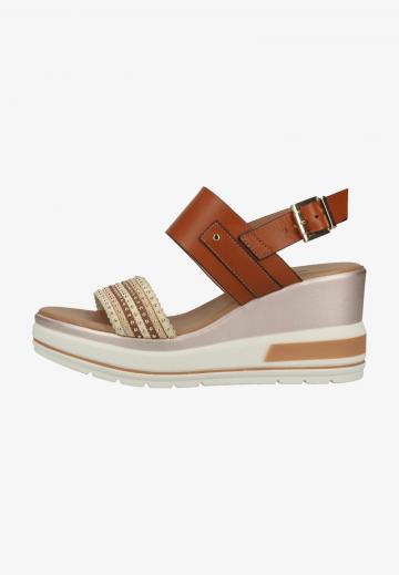 Босоножки на танкетке