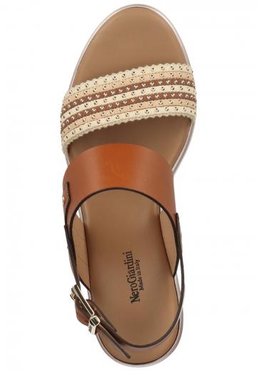 Босоножки на танкетке