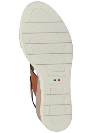 Босоножки на танкетке