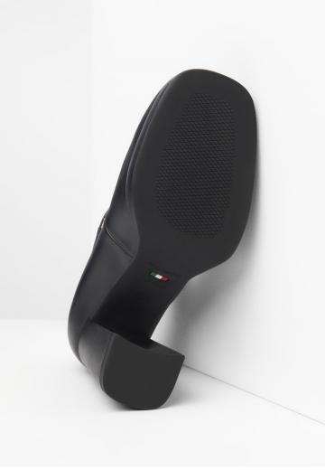 Туфли с высоким носом