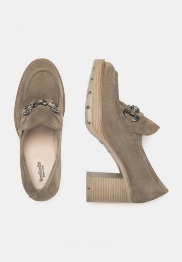 Туфли с высоким носом