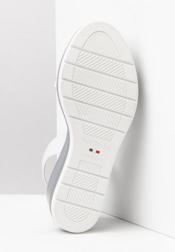 Босоножки на танкетке