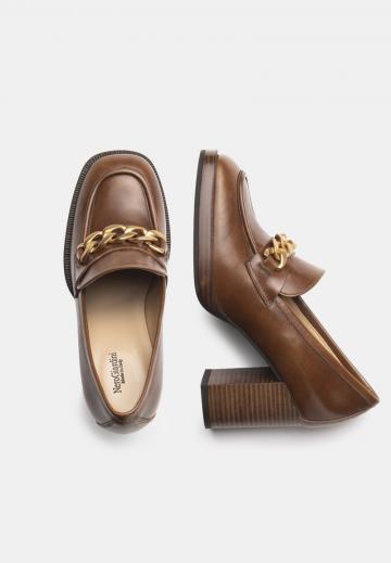 Туфли с высоким носом