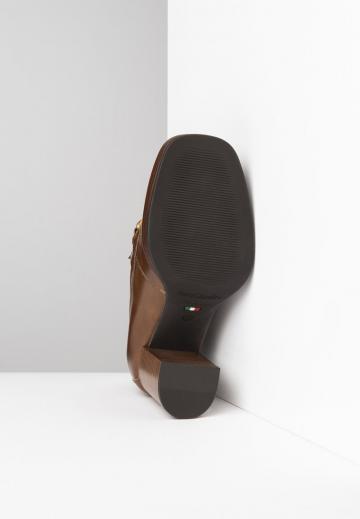 Туфли с высоким носом