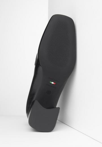 Туфли с высоким носом