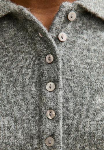 Пуловер с воротником поло