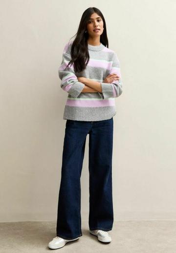 Пуловер в полоску