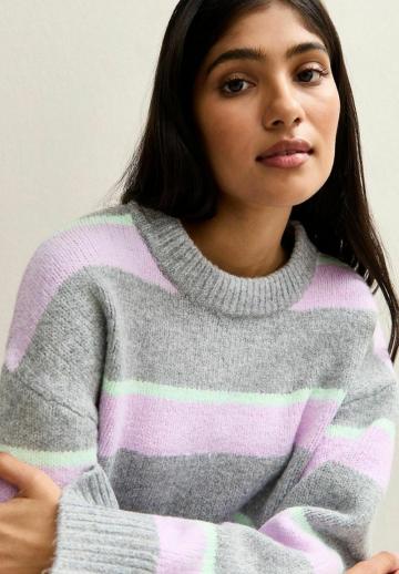 Пуловер в полоску